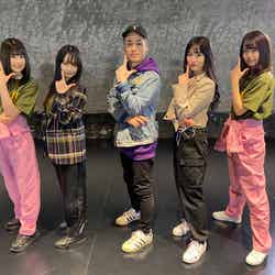 （左から）吉川七瀬、横山結衣、FISHBOY、下尾みう、小田えりな （C）AKB48