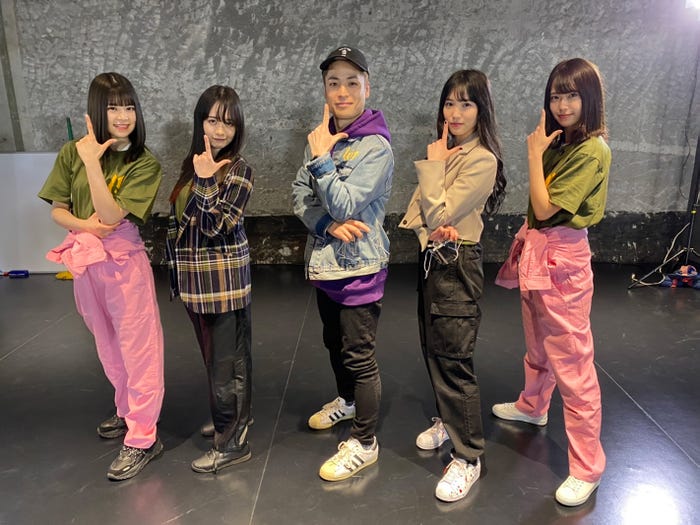 (左から)吉川七瀬、横山結衣、FISHBOY、下尾みう、小田えりな (C)AKB48