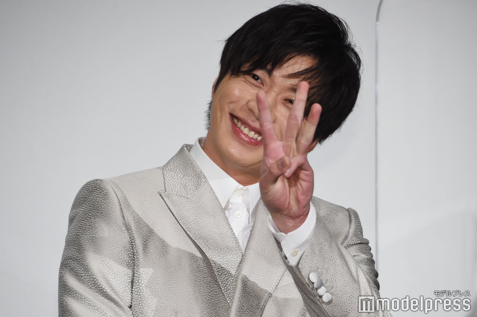 何かを見つけてファンサービスする田中圭（C）モデルプレス