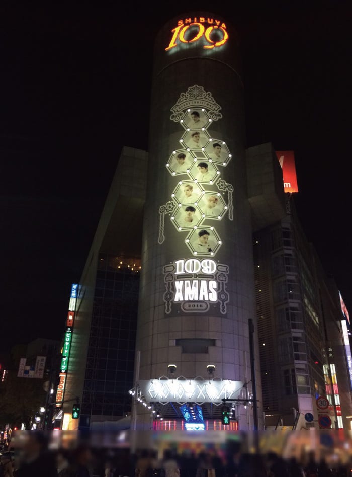 シリンダー広告にイルミネーションが点灯