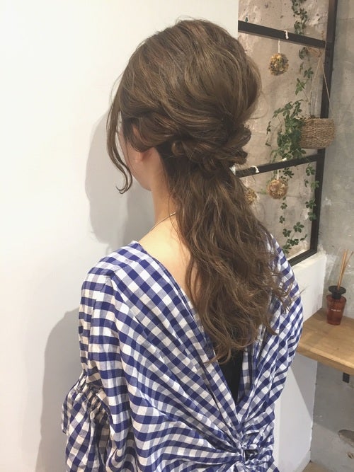 髪をきれいにまとめた女性
