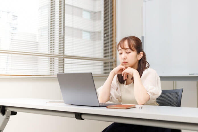 仕事ができないのも可愛い!? 美人じゃないのになぜかモテる女性の特徴