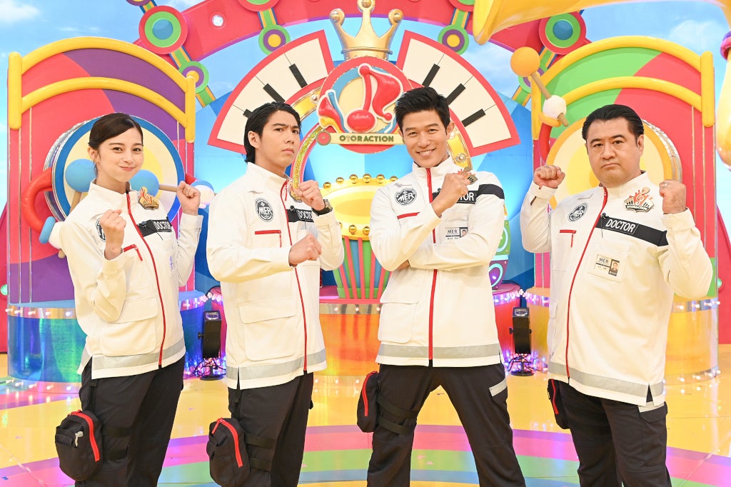 中条あやみ、賀来賢人、鈴木亮平、小手伸也（C）TBS