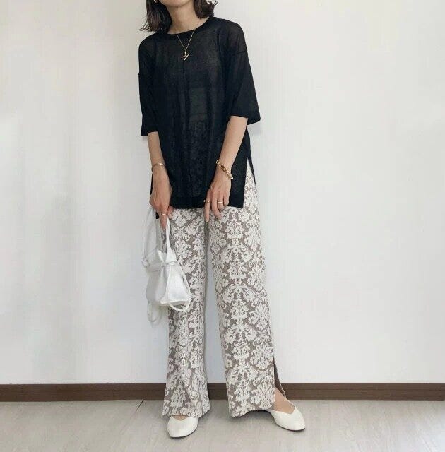 大人女子の黒シアートップス春コーデ