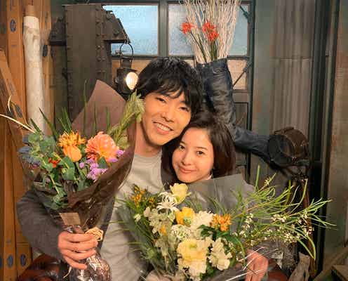吉高由里子&柄本佑「知らなくていいコト」感動のクランクアップ 重岡大毅らとの集合ショットも