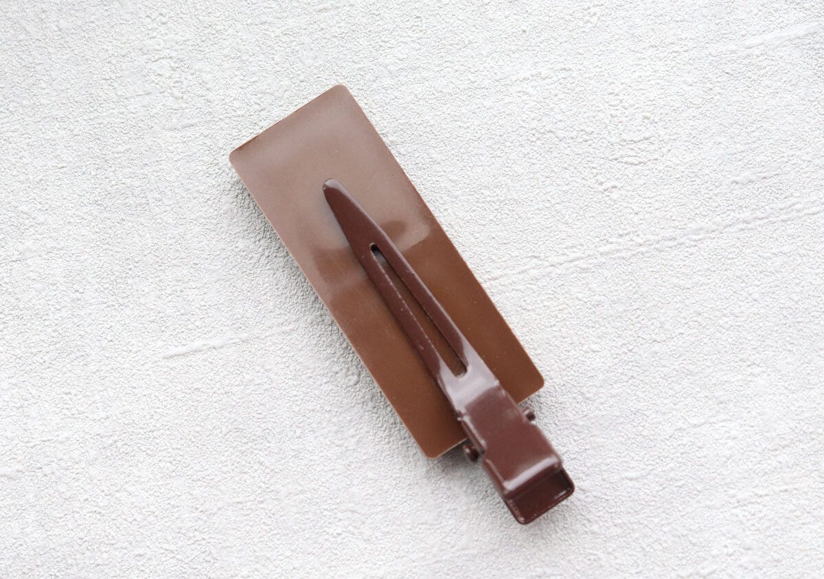 チョコレート型クリップの裏側。髪留めや書類クリップとして使える チョコレート型クリップの裏側。髪留めや書類クリップとして使える
