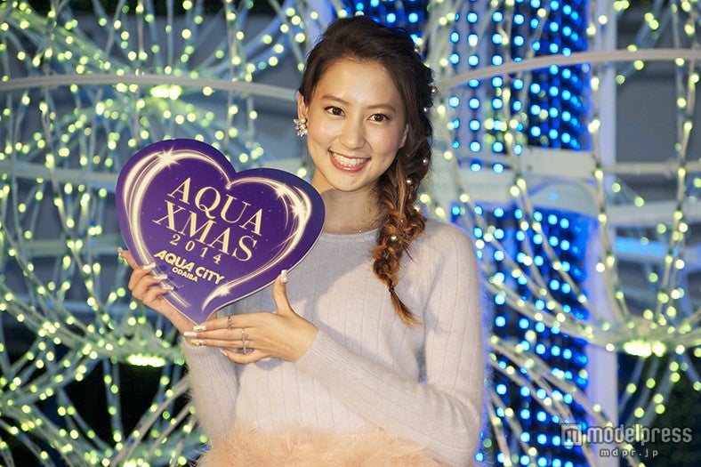 河北麻友子、ミニスカで美脚披露　クリスマスの予定明かす