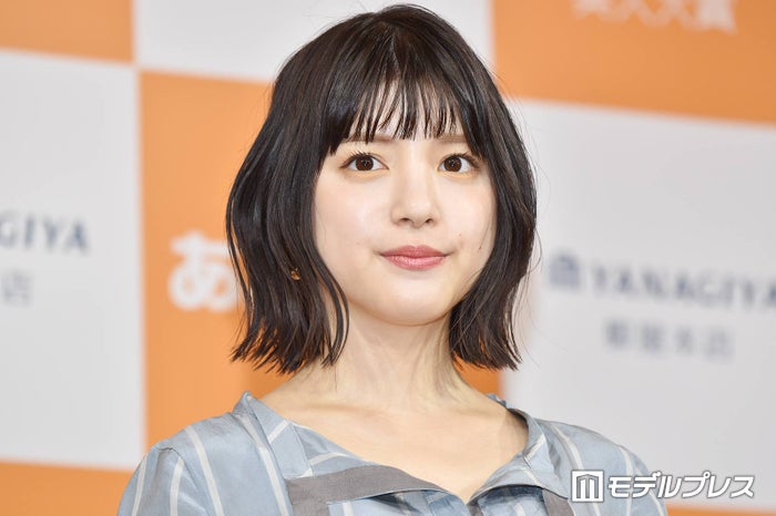 川島海荷、美肩ライン＆美脚披露 シックなワンピ姿に「色っぽい」「雰囲気が違う」と反響