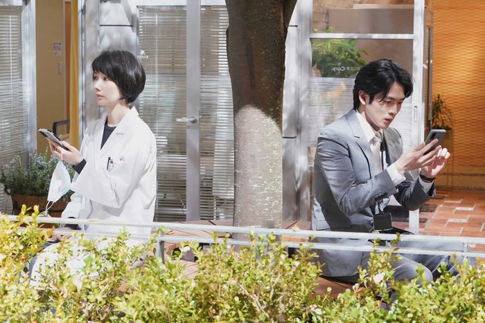 波瑠、松下洸平「#リモラブ ~普通の恋は邪道~」第6話より(C)日本テレビ