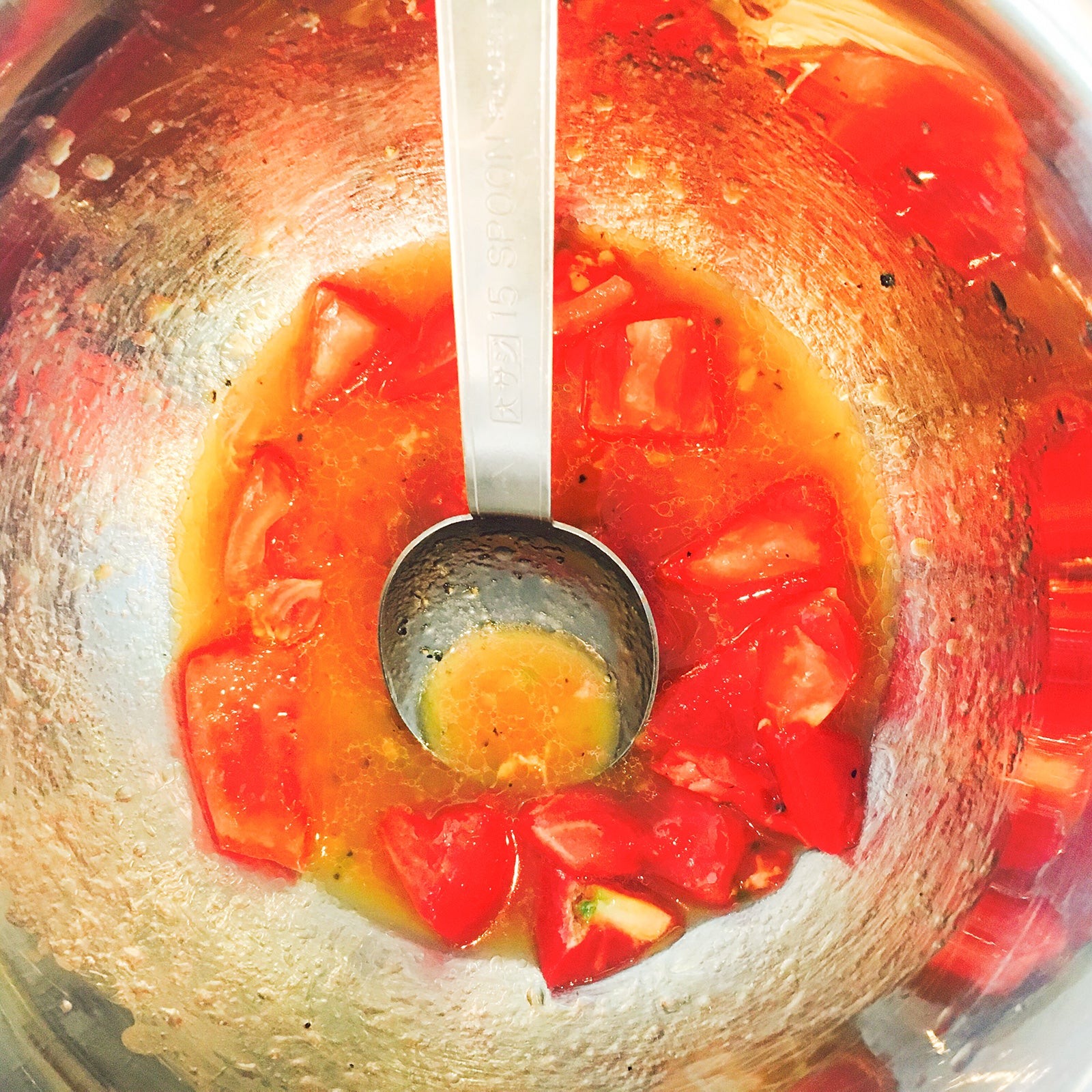 手順5：トマトとツナを加え混ぜる／画像提供：柏原歩