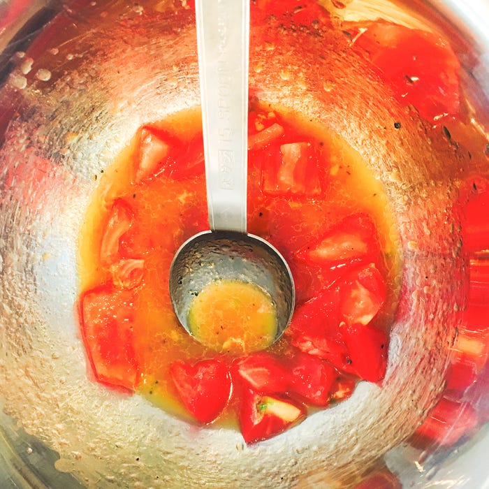 手順5:トマトとツナを加え混ぜる/画像提供:柏原歩