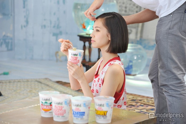 水原希子／ICEカップヌードル新CM「氷入れすぎた」篇メイキングカットより