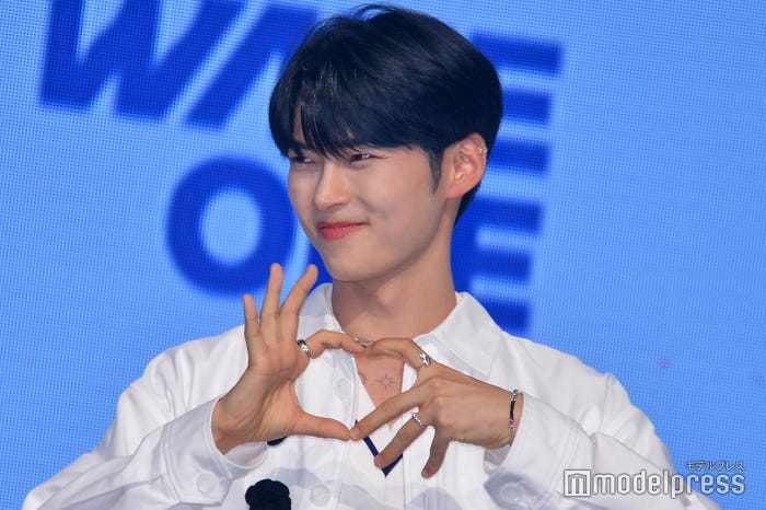 “ソン・ハンビン”ハートを作るソン・ハンビン(C)モデルプレス