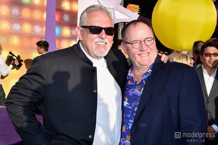 (左から)ジョン・ラッツェンバーガー、ジョン・ラセター(C)2015 Disney/Pixar.All Rights Reserved.