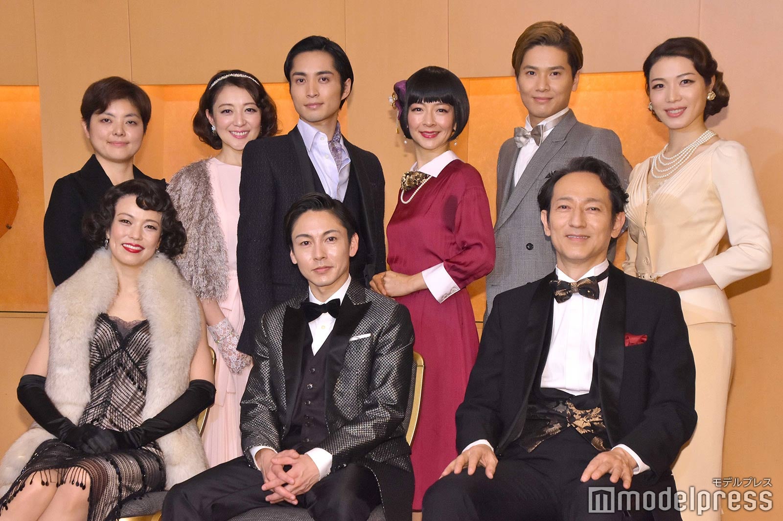 （前列左から）彩吹真央、屋良朝幸、鈴木壮麻、(後列左から)小林香、彩乃かなみ、矢田悠祐、吉沢梨絵、木内健人、真瀬はるか （C）モデルプレス