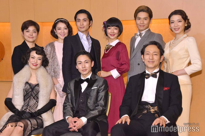 (前列左から)彩吹真央、屋良朝幸、鈴木壮麻、(後列左から)小林香、彩乃かなみ、矢田悠祐、吉沢梨絵、木内健人、真瀬はるか (C)モデルプレス