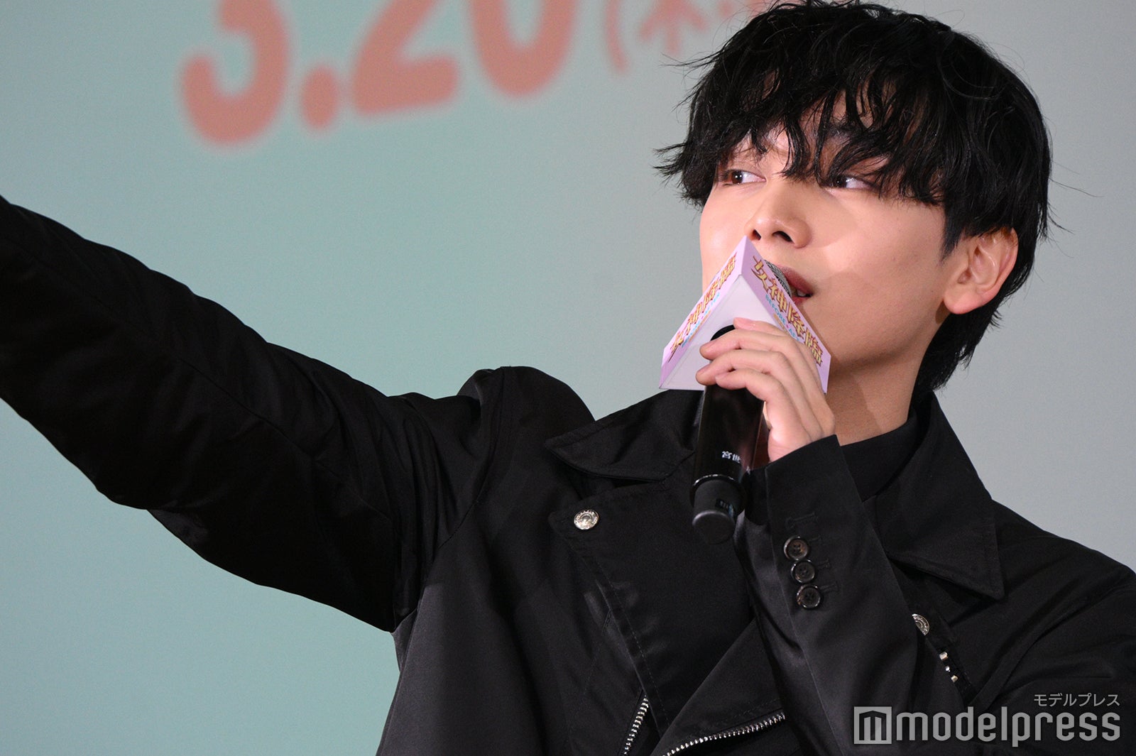 綱啓永に当てる生徒を指示する宮世琉弥（C）モデルプレス