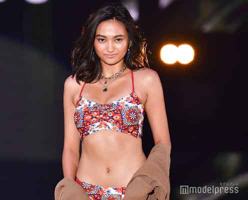 香川沙耶、ビキニで“驚異の10頭身”超絶美ボディアピール<GirlsAward 2019 SPRING/SUMMER>