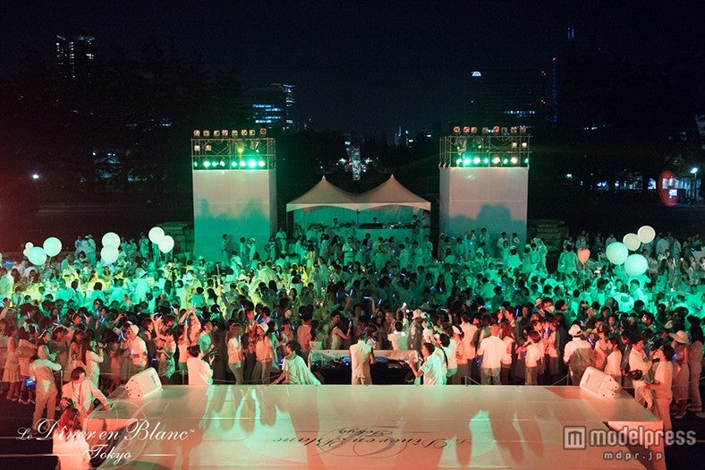 「Dîner en BlancTokyo（ディネ・アン・ブラン・トウキョウ）」（C）Dîner en Blanc International