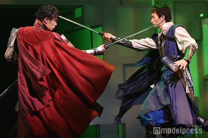 兄弟役を演じる鈴木伸之、町田啓太/舞台「勇者のために鐘は鳴る」公開ゲネプロより (C)モデルプレス
