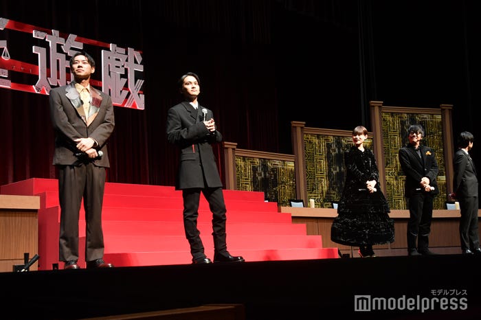 豪華なステージに登壇したキャスト陣(C)モデルプレス