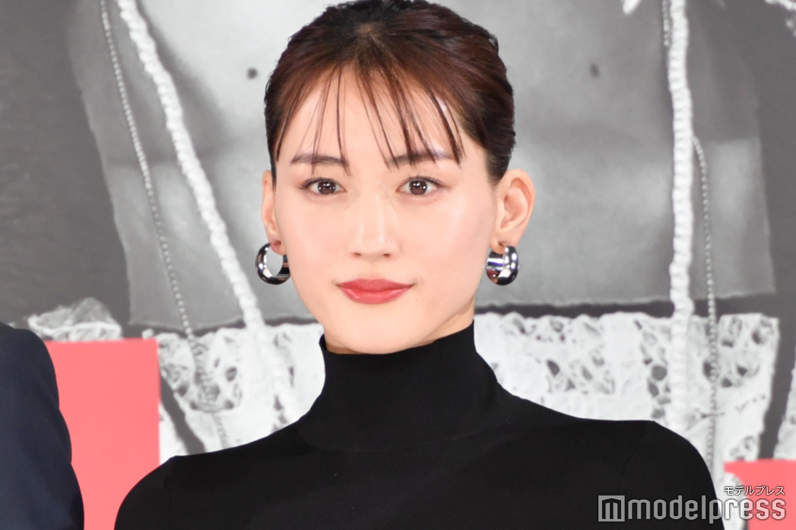 綾瀬はるか、美背中大胆魅せタイトドレス姿 新作映画のためのヘア