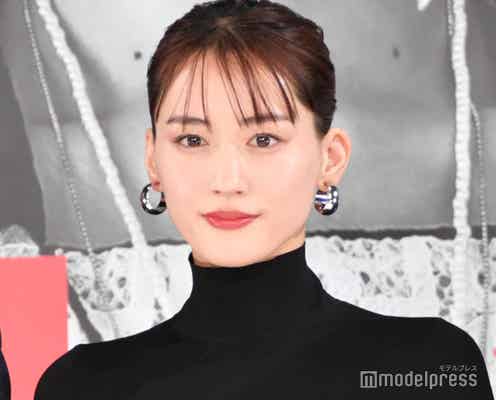 綾瀬はるか、美背中大胆魅せタイトドレス姿 新作映画のためのヘアカット告白<リボルバー・リリー>