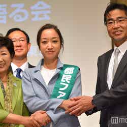 （左から）小池百合子東京都知事、斉藤れいな氏、若狭勝衆議院議員 （C）モデルプレス