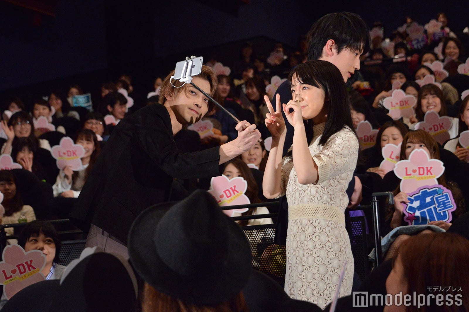 ムービー撮影で大盛り上がり！／横浜流星、上白石萌音、杉野遥亮、川村泰祐監督（C）モデルプレス