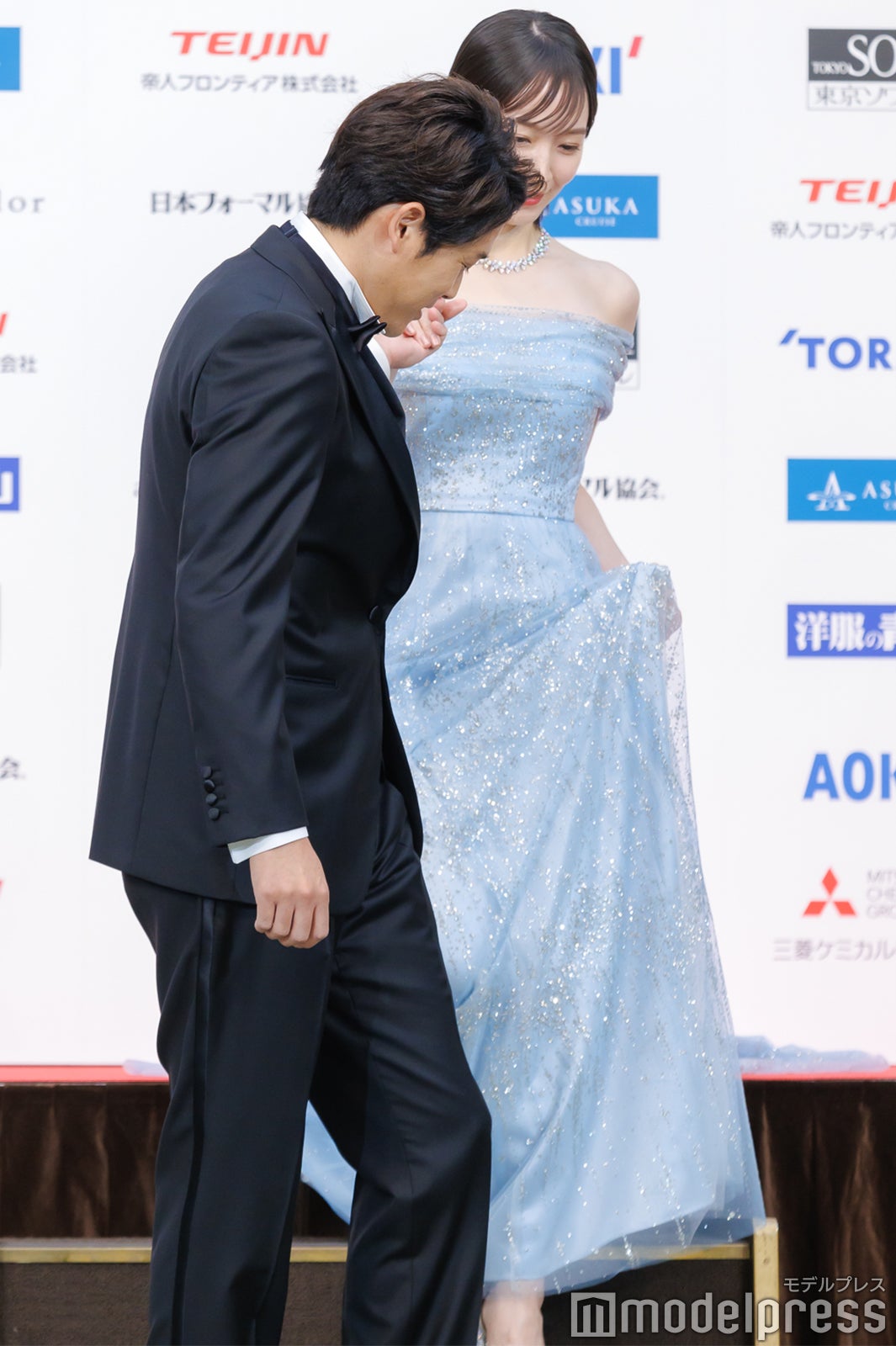 吉岡里帆をエスコートする内田篤人（C）モデルプレス