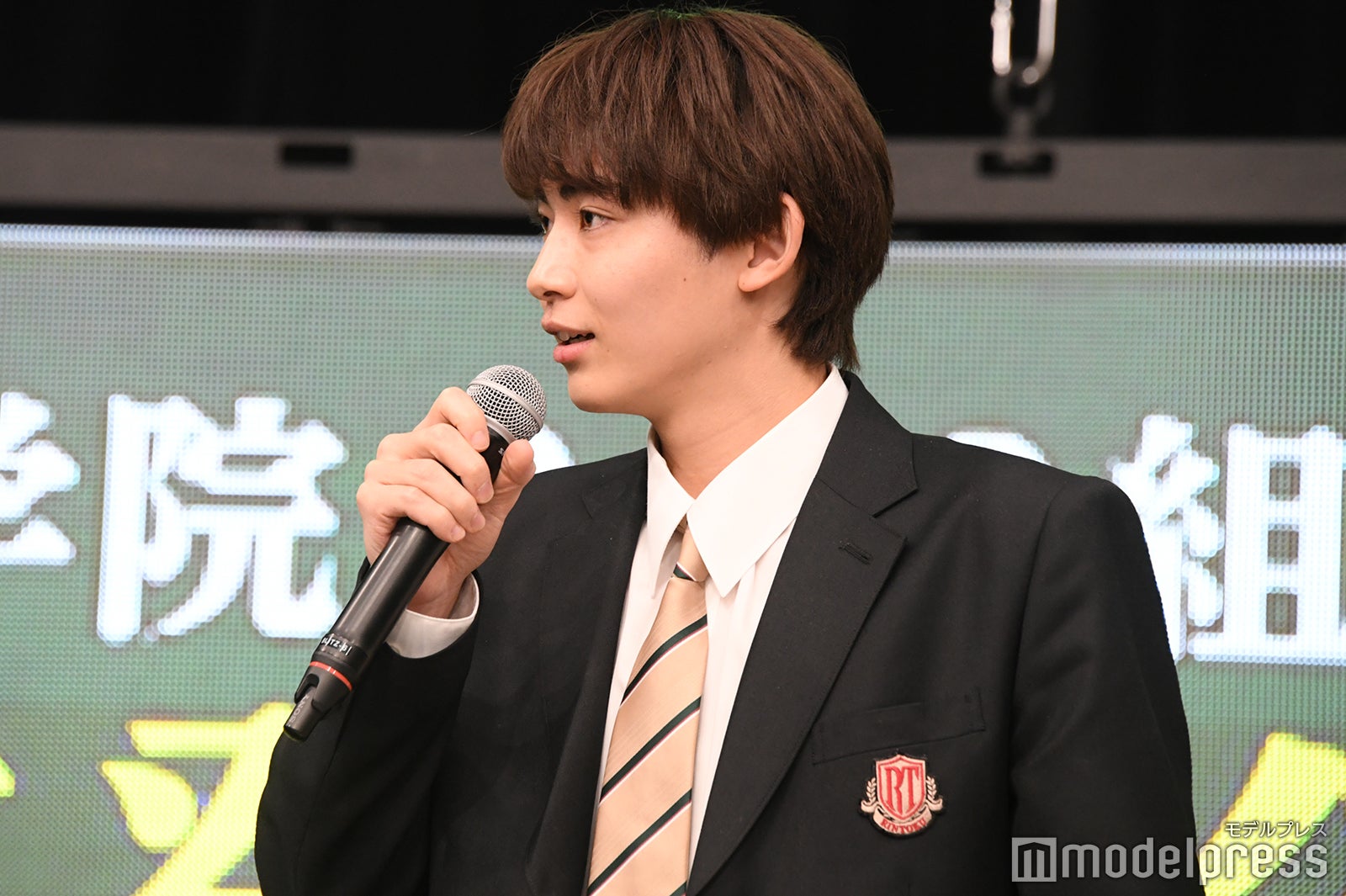 上坂樹里の写真写りを絶賛する豊田裕大（C）モデルプレス