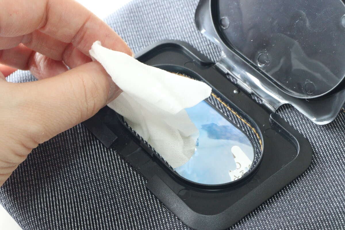 ダイソーのウェットティッシュも持ち運べるメイクポーチからウェットティッシュを出す