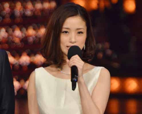 <速報>上戸彩、ミニドレスで美脚披露 5年ぶりのレコ大司会
