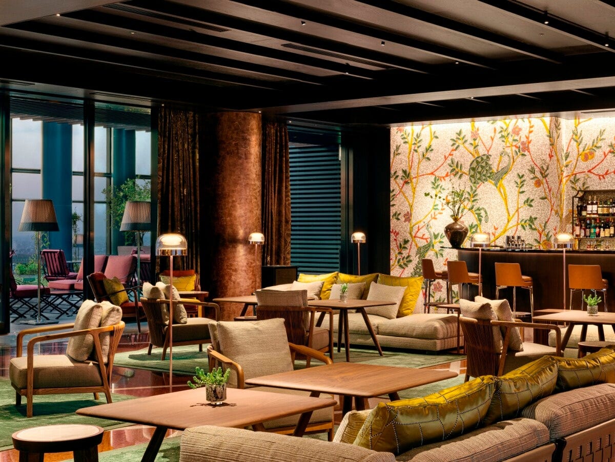 「ブルガリ バー」。ドアは全面ガラス張り。夏には全開にして中とテラスをつなげることも可能