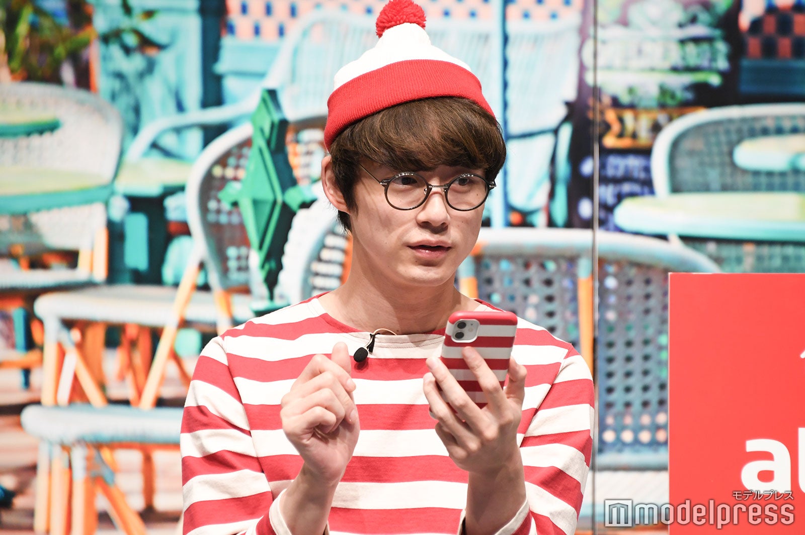 指を鳴らしながら理想の部屋の条件を考える坂口健太郎（C）モデルプレス