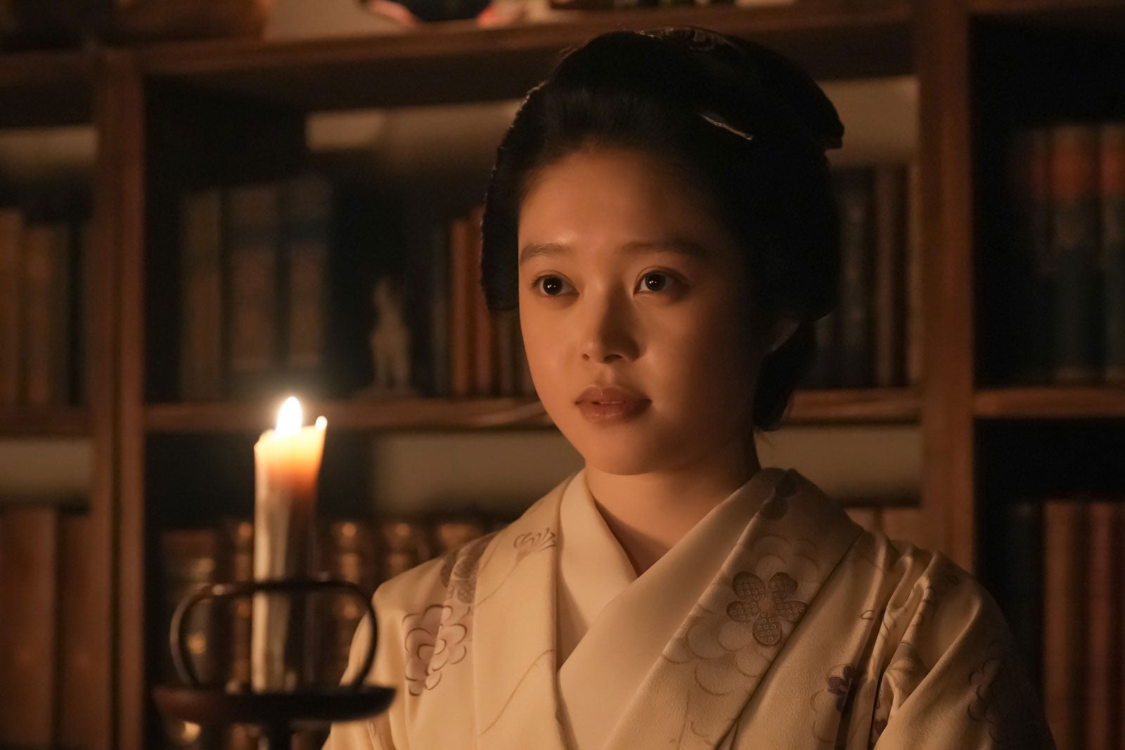 朝ドラ「ばけばけ」初回、ヘブン（トミー・バストウ）がトキ（高石あかり）に“おでこキス” 怪談話からの胸キュンシーンに視聴者悶絶「ロマンティック」「ドキドキする」