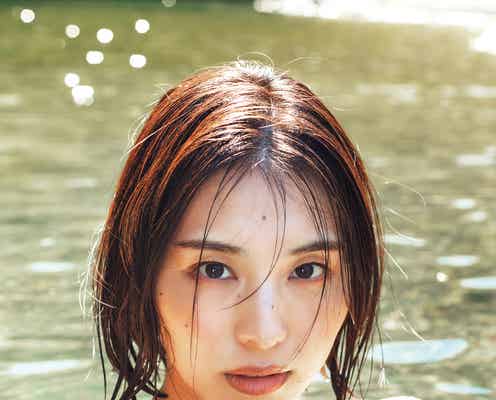 元乃木坂46相楽伊織、ふんわり美バスト披露 水辺で色気あふれる撮影