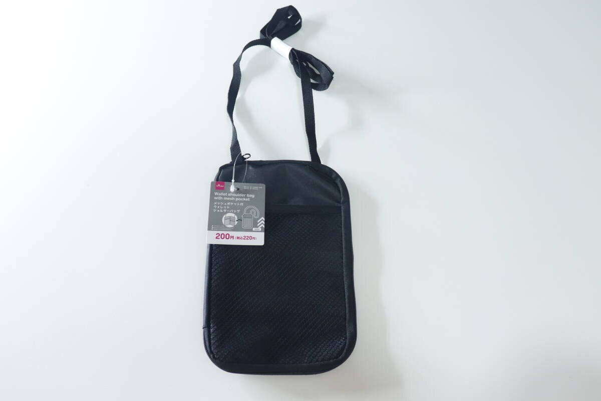 黒いメッシュポケット付きウォレットショルダーバッグを上から撮影