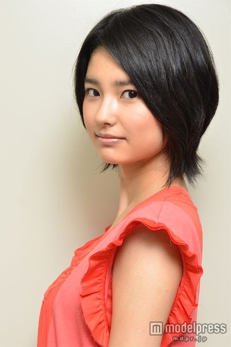 三根梓/スタイリスト:渕上優樹 ヘアメイク:森本淳子(GoN.)