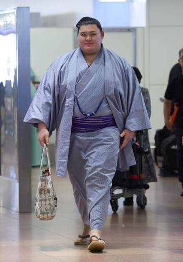 横綱大の里がフランス料理楽しむ、その美味の本質を看破「パン、バター、塩がおいしい」大相撲パリ公演から帰国