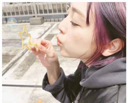 安達祐実、娘が染めたインナーカラーヘア披露「めっちゃ可愛い」の声