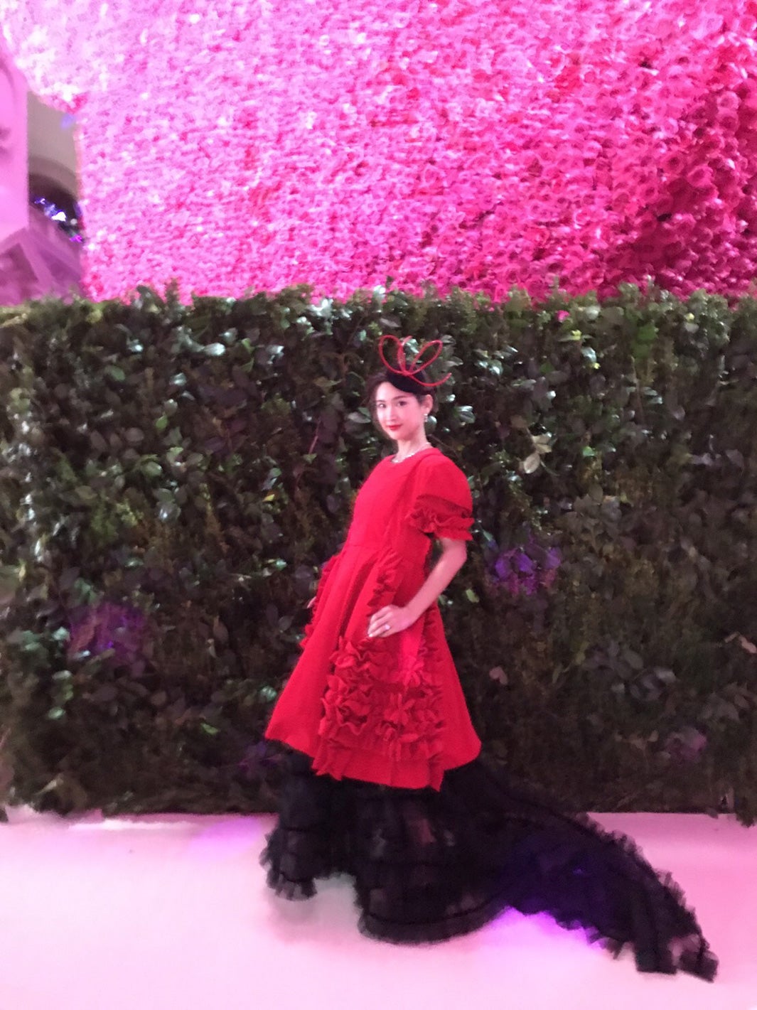 紗栄子、個性あふれるドレスで魅了 「MET GALA 2017」に登場