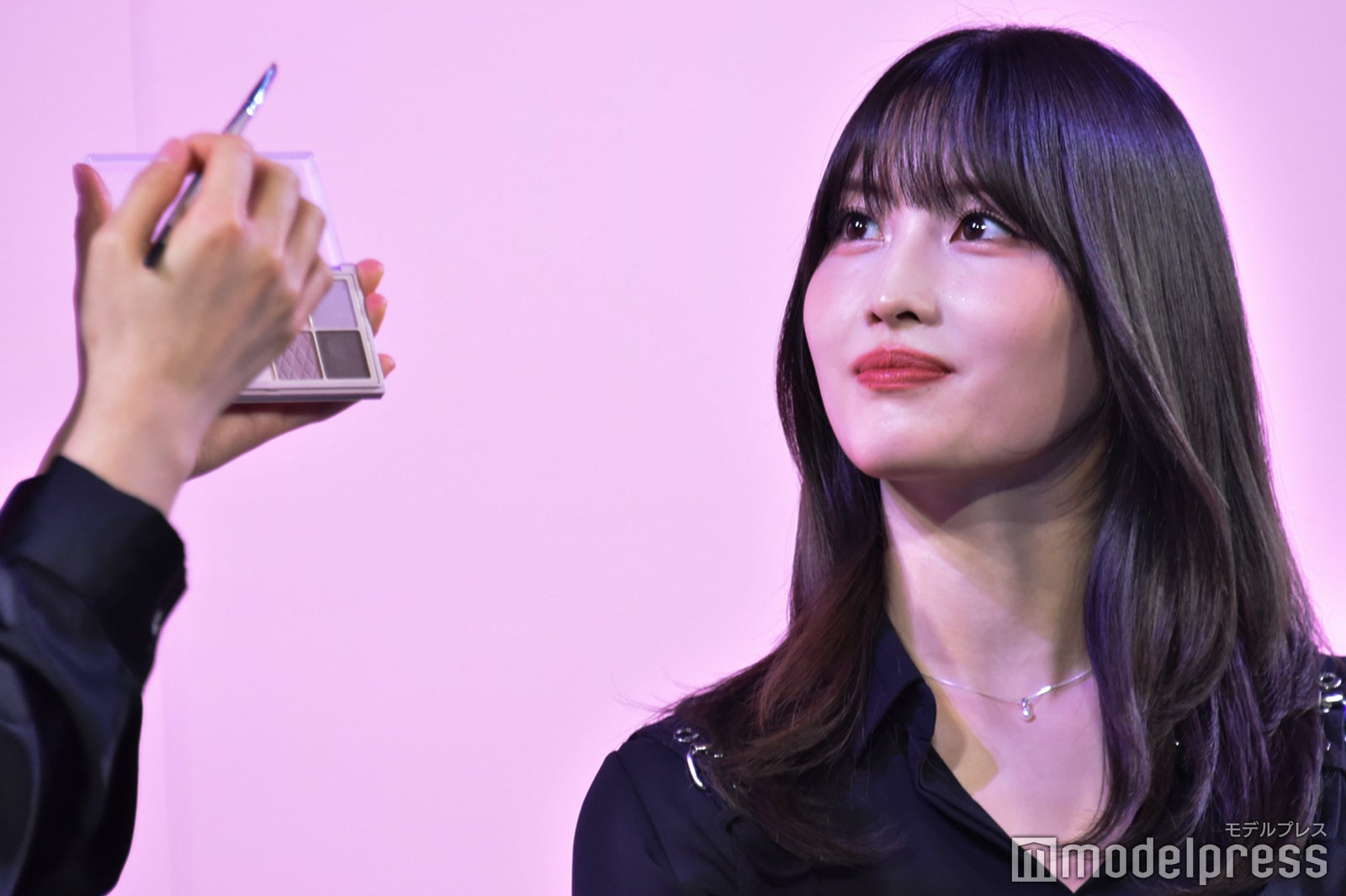 ウォン・ジョンヨ氏からメイクを受けるモモ （C）モデルプレス