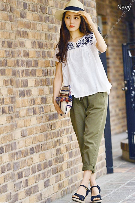 花柄刺繍のやわらかコットンブラウス「coca」4,590円（税込）