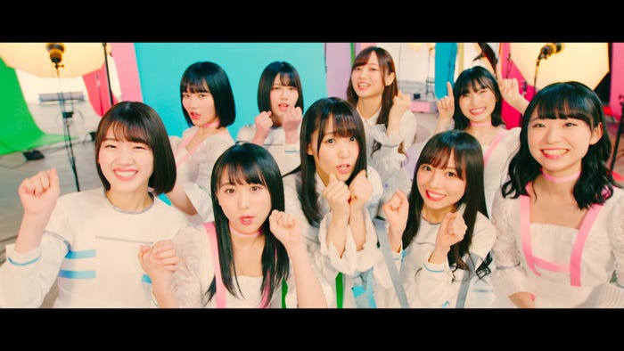 坂道AKB「初恋ドア」MVより(C)AKS/キングレコード