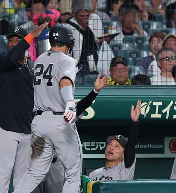 巨人が先制！竹丸が3イニング連続のピンチ脱出→村上を攻略 阪神・岡田彰布顧問「左バッターは引っ張らないね。対策やってるよね」