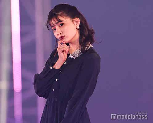吉川愛、ビンテージライクなネイビーワンピが可愛い<TGC2020A/W ONLINE>