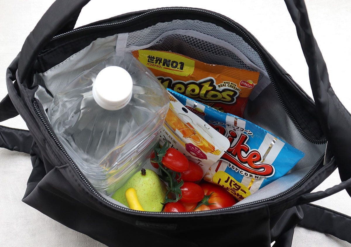 バッグの中に2Lペットボトルやお菓子、食材がたっぷり