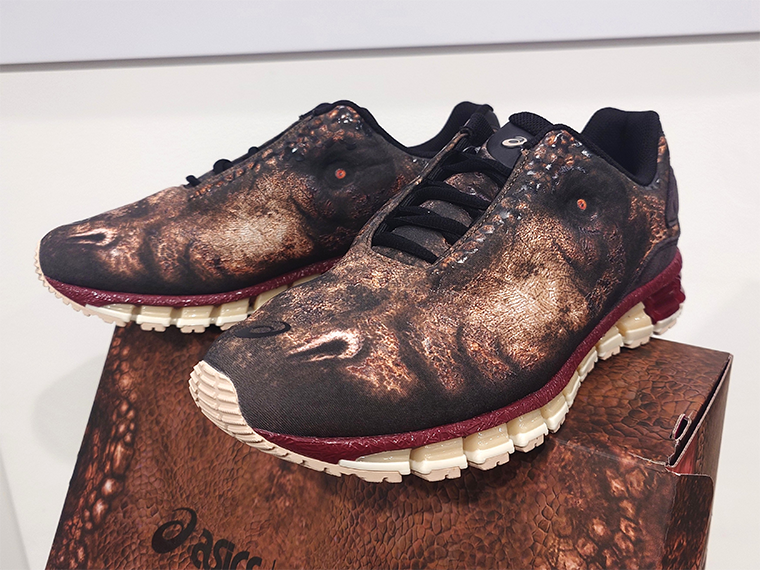 恐竜の顔をスニーカーで表現 「アシックス」×「ダブレット」協業第2弾