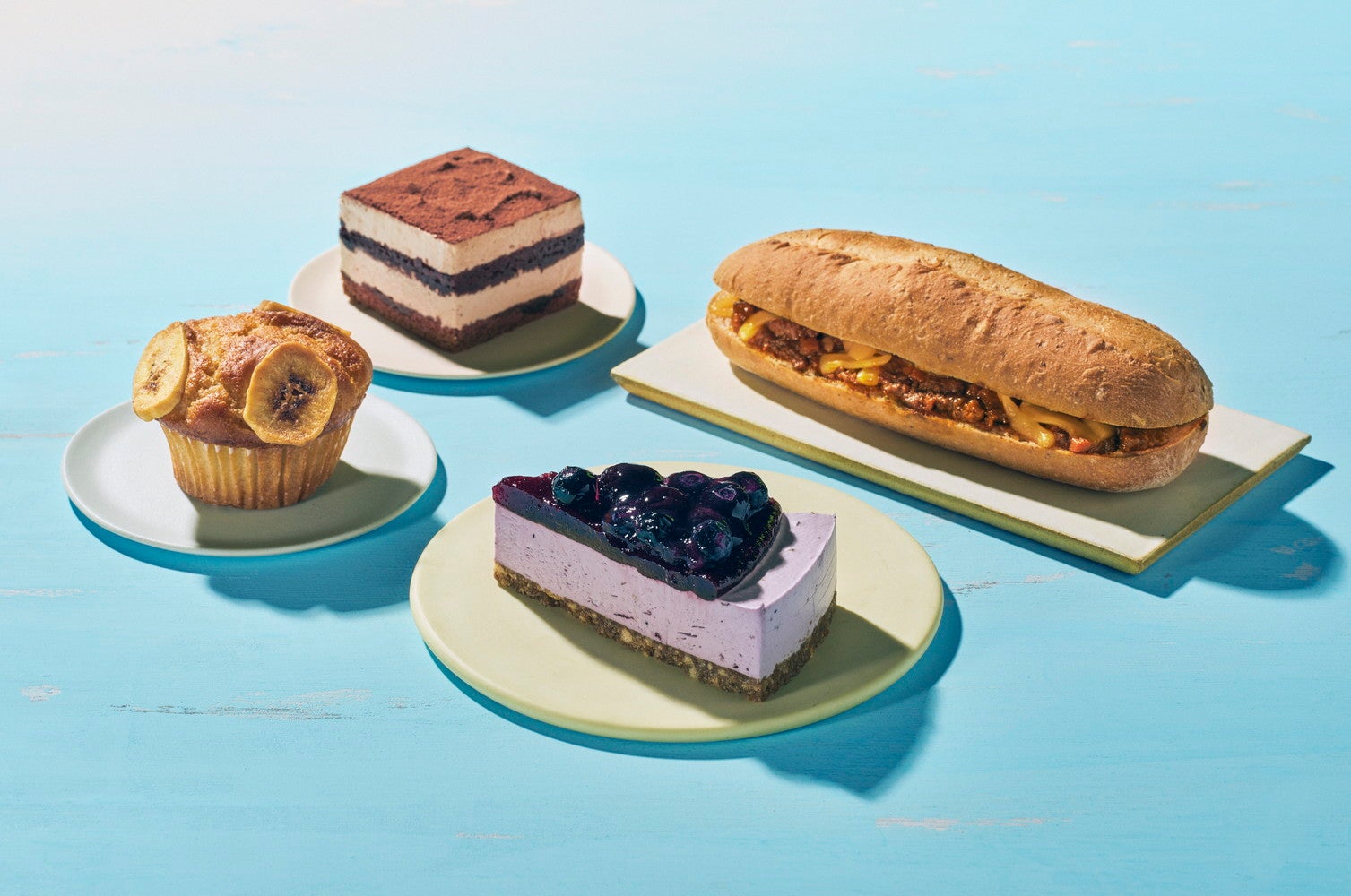 【スタバ新作メニュー】プラントベースのケーキや焼き菓子が新登場、様々な表情のブルーが美しいグッズも